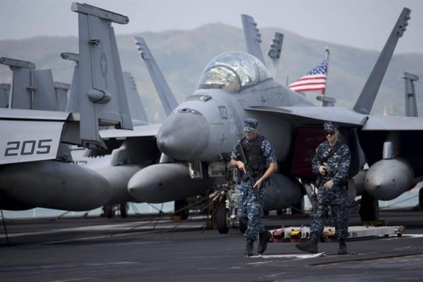 Se estrella un caza F-18 del portaaviones que EUA mandó a Corea