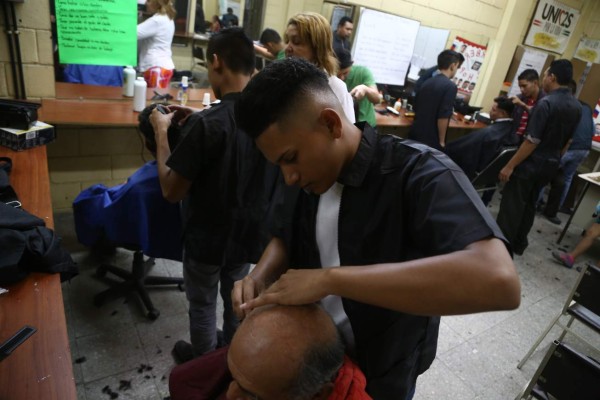 Jóvenes cortan pelo y barba gratis en fundación en San Pedro Sula