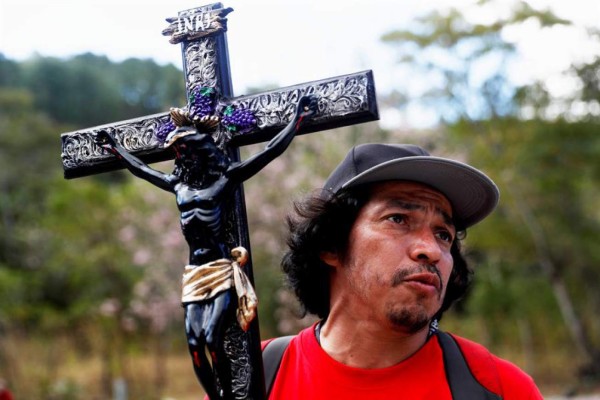 Un Cristo Negro encabeza la caravana de migrantes hondureños  