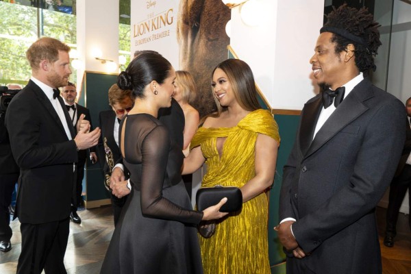 Meghan y Beyoncé comparten cálido abrazo en la premiere de 'The Lion King'