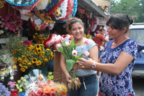 Listas las flores y regalos para mamá