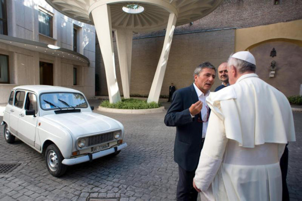 El curioso carro que le regalaron al Papa