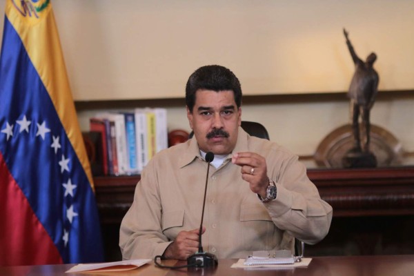 Maduro denuncia 'complot militar' y activa plan de defensa