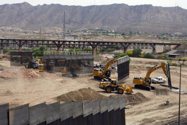 Trump desviará 7,200 millones del Pentágono para el muro con México