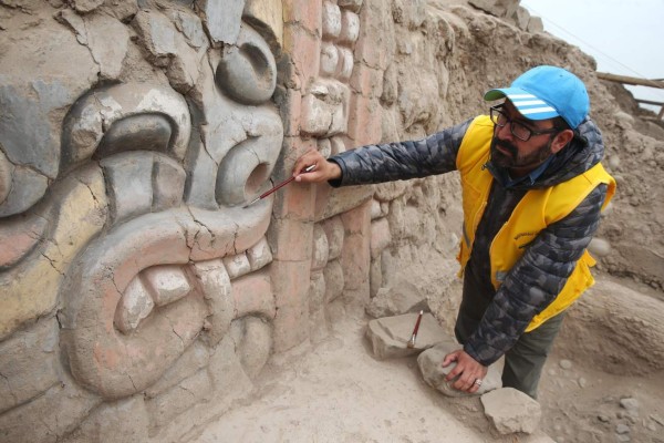 Criaturas mitológicas del Antiguo Perú emergen en un milenario templo de Lima