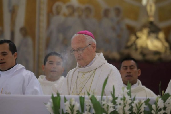 Cientos de feligreses participan de la misa Crismal en San Pedro Sula