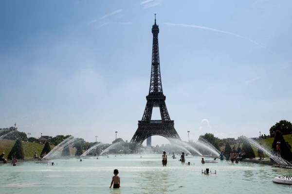 París: Un conflicto laboral obliga a cerrar la Torre Eiffel   