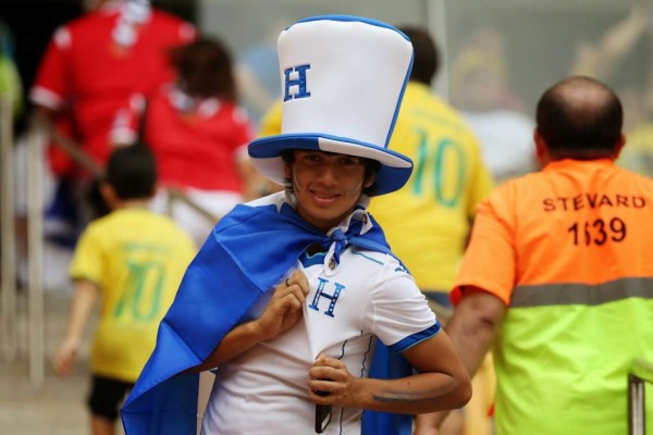 Aficionados de Honduras y Suiza, un duelo de coraje y sabor