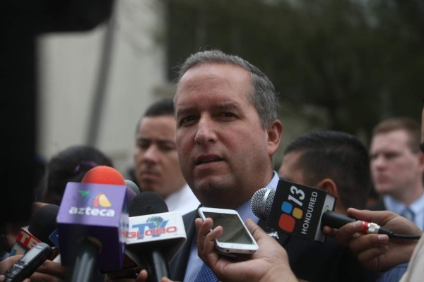Ricardo Álvarez a Callejas: 'No es hora de andar en política'