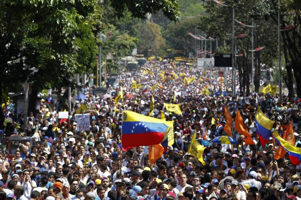 Oposición venezolana buscará revocar mandato de Maduro en 2016