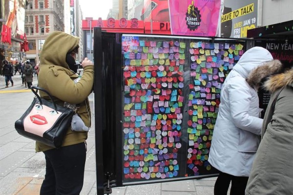 Un 'muro de los deseos' en Times Square recoge miles de ruegos para Año Nuevo