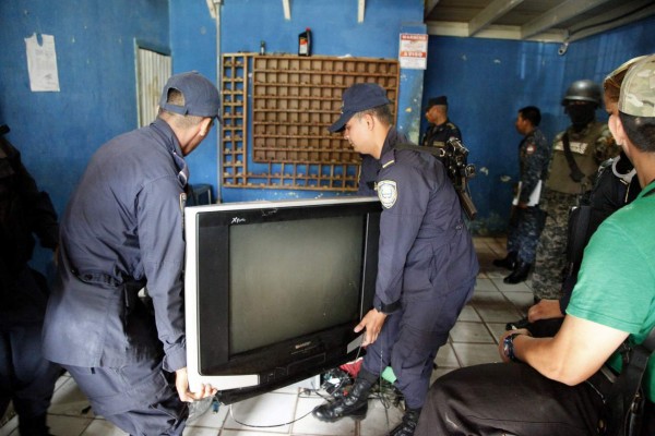 Decomisan televisores y armas en el penal de La Ceiba, Honduras