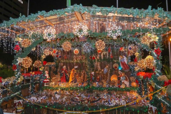 El parque central de la ciudad está lleno de luces y un bello nacimiento. La zona cuenta con agentes policiales que garantizan seguridad a quienes lo visiten.