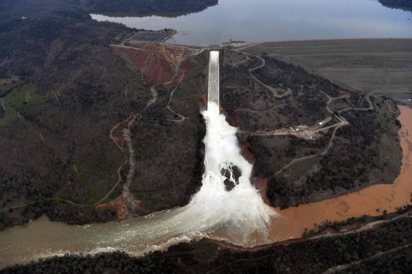 Carrera contrarreloj para reparar represa en California