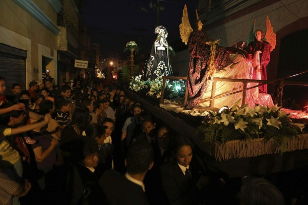 Capitalinos mantienen viva la tradición de Semana Santa