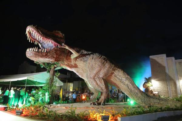 Réplica en escala real del T-Rex del Museo del Niño.