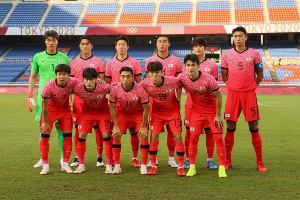 South Korea's team poses during the Tokyo 2020 Olympic Games men's group B first round football match between South Korea and Honduras at the Yokohama International Stadium in Yokohama on July 28, 2021. (Photo by Mariko ISHIZUKA / AFP)