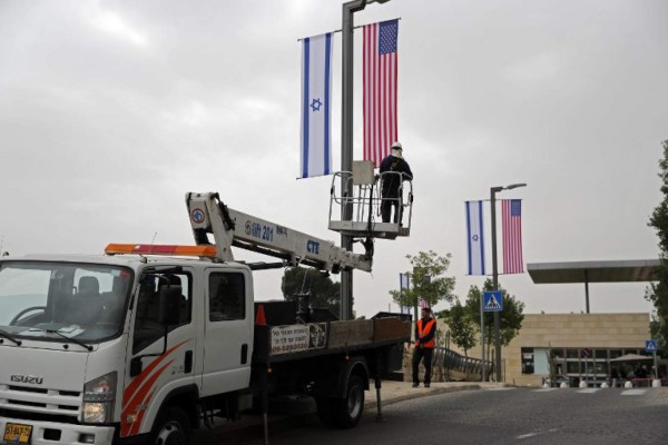 Instalan en Jerusalén primeros carteles que señalan embajada de EEUU