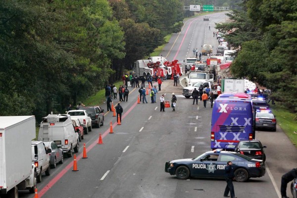 Dos migrantes muertos tras volcarse camioneta en México