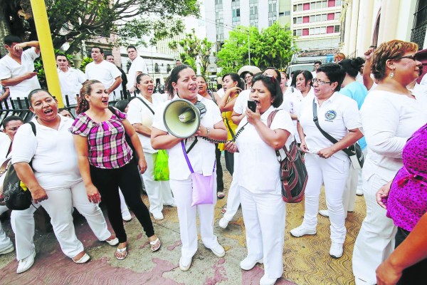 Enfermeras hondureñas indignadas por cobros y deducciones