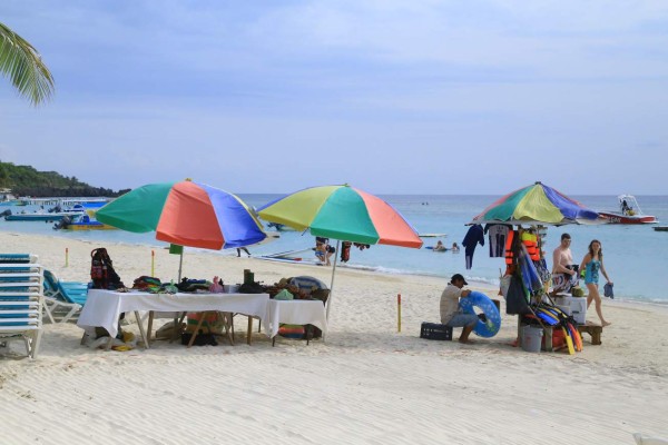 Con paquetes turísticos a bajo costo buscan atraer a visitantes a Roatán