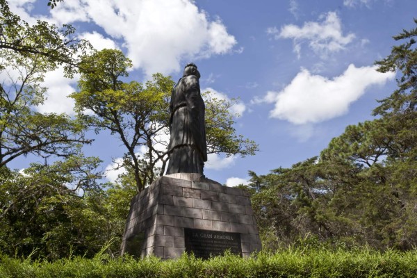 El Cristo del Picacho domina el horizonte capitalino.