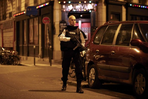 Hollande decreta estado de emergencia en París