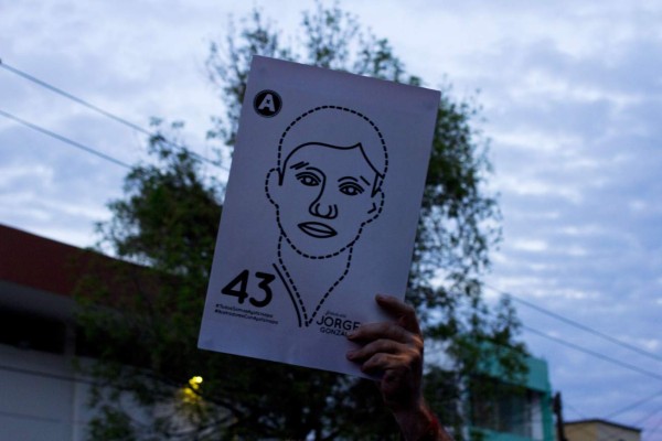 Fiscalía mexicana: estudiantes de Ayotzinapa fueron asesinados, incinerados y arrojados al río
