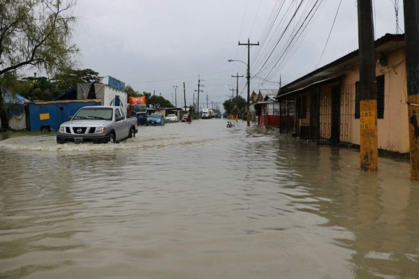 Fuertes lluvias inundan principales calles de Puerto Cortés