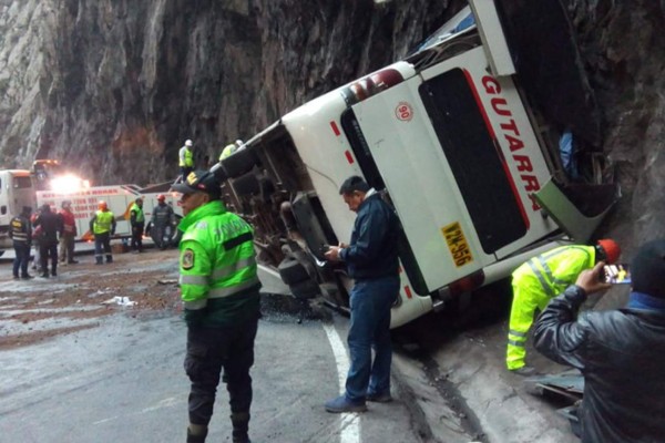 Al menos 5 muertos y 40 heridos deja accidente de autobús en sierra de Lima