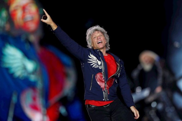 Bon Jovi inaugura su tercer comedor comunitario en EEUU