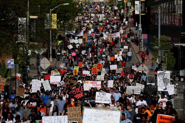 Miles de manifestantes reclaman justicia en Baltimore