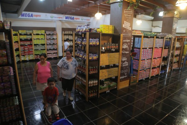 Más de 500 personas diarias visitan el nuevo Megasupro de San Pedro Sula