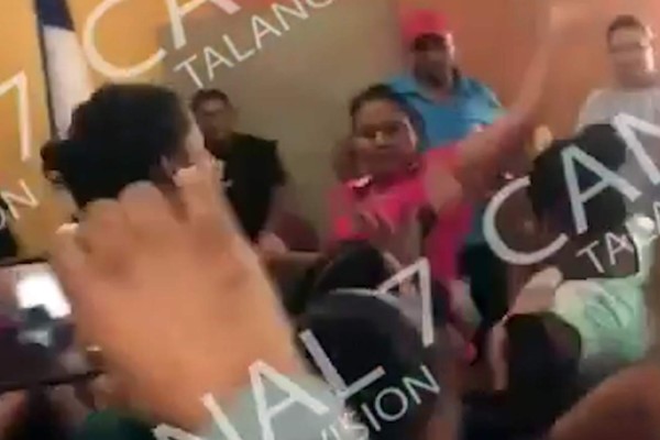 Video: Mujeres se pelean a puño limpio durante cabildo municipal