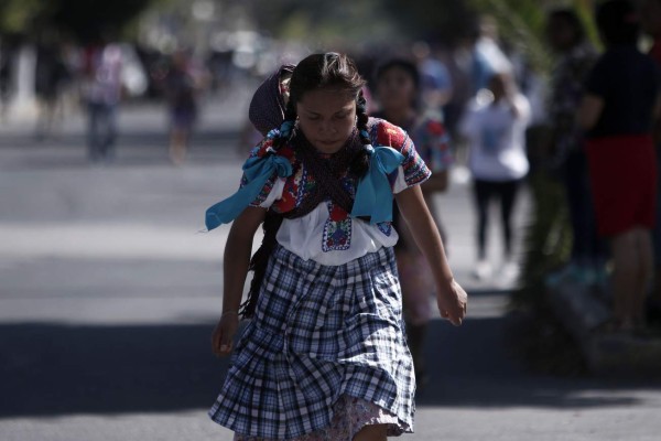 MEX40. TEHUACÁN (MÉXICO), 06/08/2017.- Una mujer mexicana participa en la 'Carrera de la tortilla' hoy, domingo 6 de agosto de 2017, en la comunidad de Santa María Coapan en Tehuacán, Puebla (México). En la Carrera de la tortilla, alrededor de 200 niñas y mujeres que se dedican a la elaboración de tortilla a mano, recorren casi 5 kilómetros descalzas, con el traje típico de su comunidad cargando canastos en los que llevan hasta 7 kilos de tortillas. EFE/Hugo Ortuño