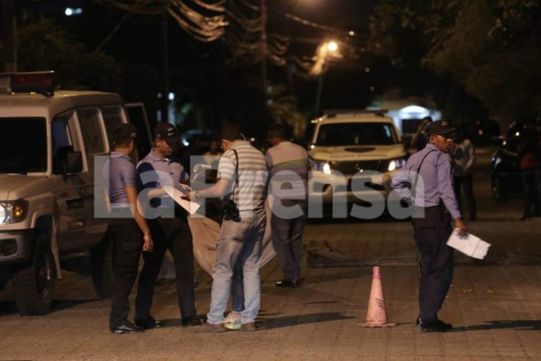 Familiares y amigos en el lugar del crimen.