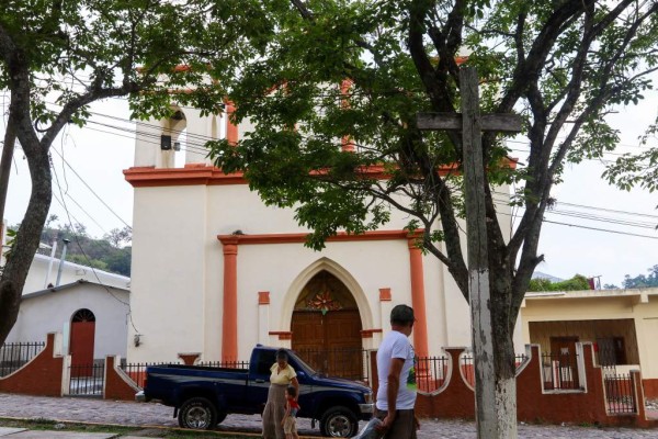 Vale destacar que en San Nicolás hay tres cruces que son muy históricas que fueron fundadas por los años 1859. Una está frente a la iglesia, otra frente al Cerro de La Cruz y la última en el parque El Calvario.