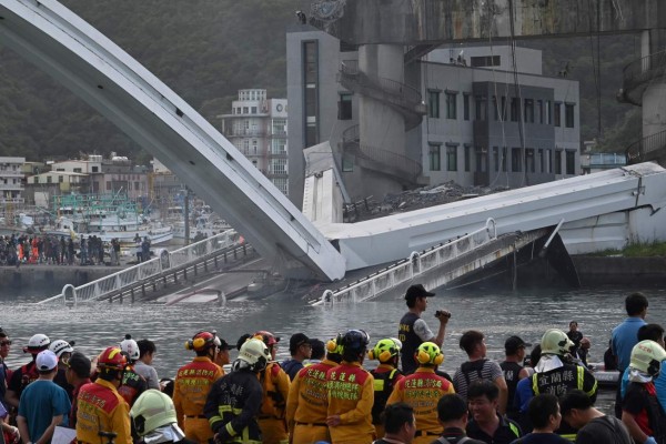Seis desaparecidos tras derrumbe de puente en Taiwán