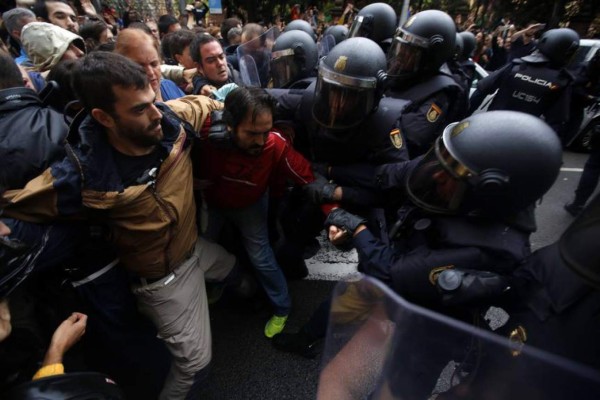 Más de 844 heridos en altercados en el referéndum de Cataluña
