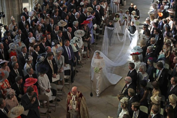 US actress Meghan Markle (C) walks down the aisle in St George's Chapel, Windsor Castle, in Windsor, on May 19, 2018 during her wedding to Britain's Prince Harry, Duke of Sussex. / AFP PHOTO / POOL / Danny Lawson