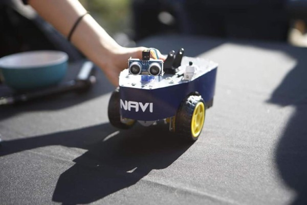 Un robot lazarillo y un dron que protege fauna nativa destacan en torneo científico