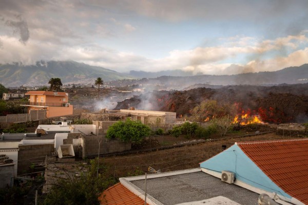 Ríos de lava siguen arrasando la isla de La Palma que se prepara para lluvia ácida