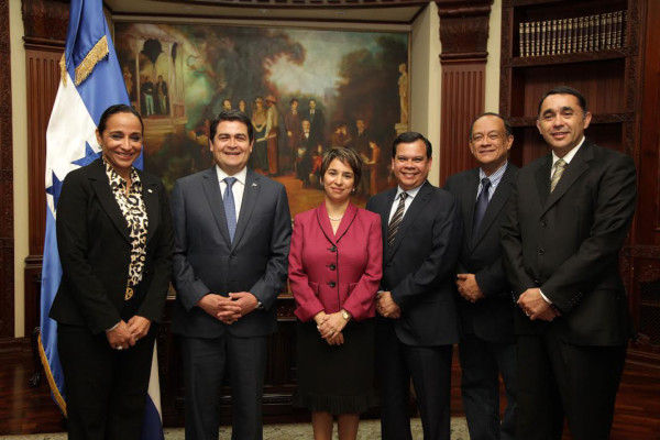 Juan Orlando Hernández juramenta a cinco funcionarios