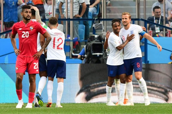 England's forward Harry Kane (R) celebrates with teammates after scoring his team's sixth goal during the Russia 2018 World Cup Group G football match between England and Panama at the Nizhny Novgorod Stadium in Nizhny Novgorod on June 24, 2018. / AFP PHOTO / Martin BERNETTI / RESTRICTED TO EDITORIAL USE - NO MOBILE PUSH ALERTS/DOWNLOADS