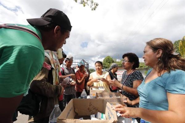 La solidaridad mexicana reconforta la caravana migrante en su difícil travesía