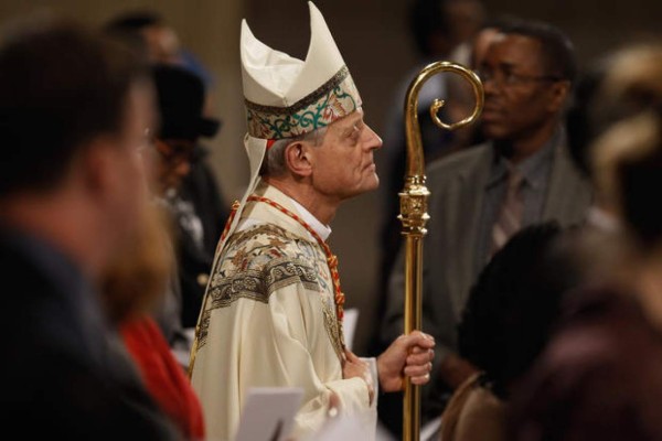 '¡Qué vergü﻿enza!', le gritan a cardenal de Washington por abusos