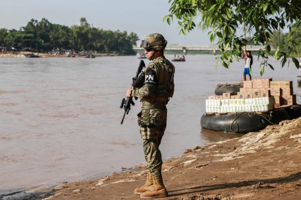 Militares mexicanos cierran el paso a migrantes en el río Suchiate