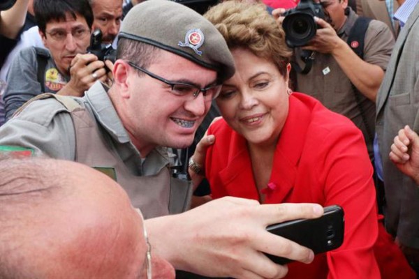 Brasileños burlan prohibición electoral e inundan las redes con 'selfies'