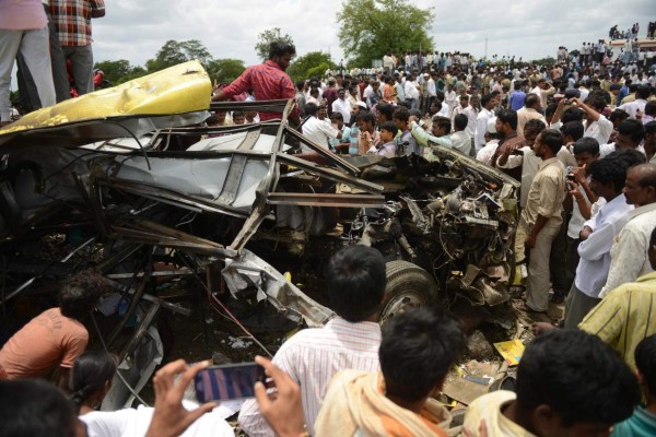 Mueren 18 niños en el choque de un autobús escolar y un tren en India