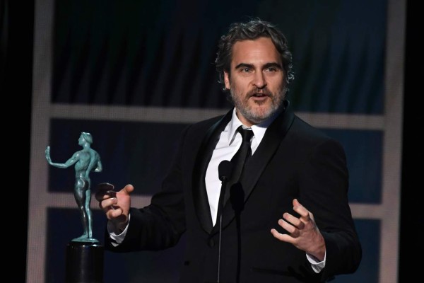 Presentadora se disculpa por burlarse de Joaquin Phoenix